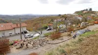 Za zdaj je cestišče v Gonjačah skoraj celo, zato pa gradbinci  kopljejo po terenu vzdolž tega kraka državne ceste.