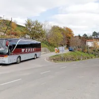 Zdajšnje ipsilon križišče, ki ga bo nadomestilo krožno, ni prometno obremenjeno, je pa 
nerodno za avtobuse s turisti, ki prihajajo v Brda. Preureditev naj bi zato omogočila   boljšo 
infrastrukturo zanje in s tem boljše pogoje za razvoj temeljne gospodarske panoge Brd.