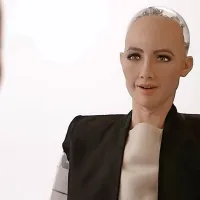 Dovršena umetna inteligenca robotu Sophii daje zmožnost 
pogovora s sogovornikom.
