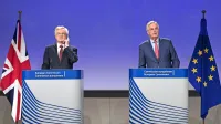 Pogajanja za izstop Velike Britanije iz Evropske unije vodita 
David Davis (levo) in Michel Barnier.