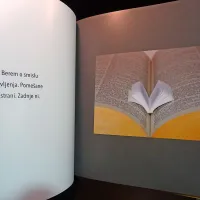 Vsak haiku spremlja fotografija. 