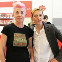 Predstavitvam knjig na sejmu sta prisluhnili tudi pisateljica 
Suzana Tratnik (levo) ter kantavtorica in članica Ženskega 
pevskega  zbora Kombinat Ksenija Jus. 