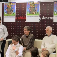 Ponatis slovite knjižne trilogije Enci benci na kamenci, ki je  v minulih 27 letih odraščanje olepšala  ogromno otrokom, sta včeraj 
v družbi mladih predstavila njena avtorja, zbiralec ljudskega gradiva  Roman Gašperin (desno) in ilustrator  Zvonko Čoh. 