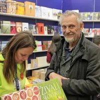 Matjaž Hanžek med nakupovanjem knjig 