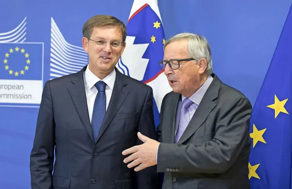Predsednik Evropske komisije Jean-Claude Juncker je danes v Bruslju potrdil, da v komisiji resno mislijo s posredovanjem za zagotovitev izvajanja arbitražne odločbe o 
meji med Slovenijo in Hrvaško.