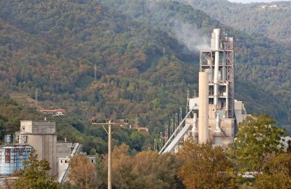 Poslanci so  Evropsko komisijo opozorili na okoljske in 
zdravstvene težave Soške doline, ki so povezane s sosežiganjem odpadkov v cementarni Salonit Anhovo.