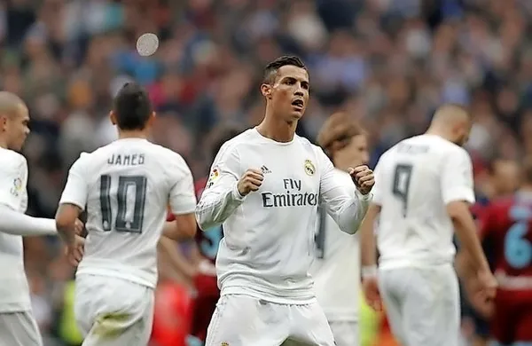 Cristiano Ronaldo (v ospredju) je  zabil že 113 golov v ligi 
prvakov in je tudi glavni kandidat za dobitnika zlate žoge, ki 
ga bodo razglasili 7. decembra.  