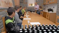 Dijaki Srednje biotehniške šole iz Šempetra pri Gorici so v okviru svetovnega dne oljk ocenjevali oljčno olje.