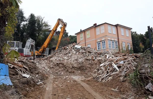 Namesto Vile Virginie je bilo včeraj videti le kupe gradbenega 
materiala. 