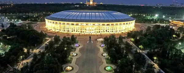 Stadion Lužniki v Moskvi, najbolj znan ruski športni tempelj 
pod univerzo Lomonosov (v ozadju) bo gostil tudi finalno 
srečanje svetovnega nogometnega prvenstva.