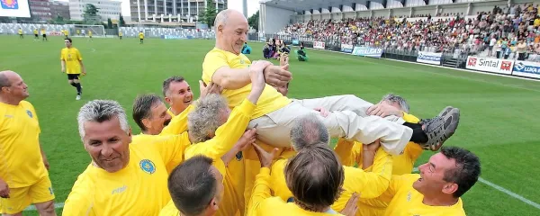 Lučjo Pertič na rokah nekdanjih varovancev na dobrodelnem 
nogometnem turnirju  Gol za Edija pred šestimi leti na koprski 
Bonifiki 