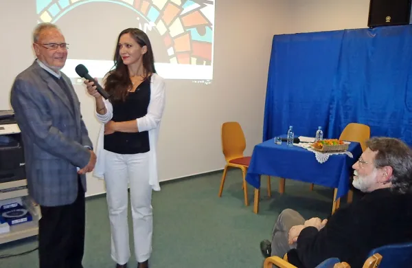 Slikar Jože Šajn je predstavil svojo spletno razstavo, o položaju likovnikov je spregovoril  Aleš Sedmak (desno), predstavitev 
v Knjižnici Makse Samsa pa je povezovala  Maja Moll.  