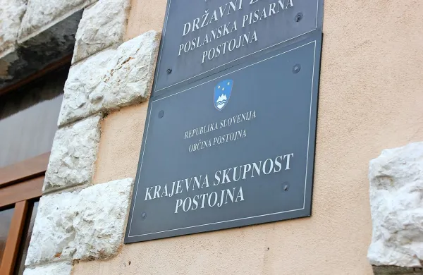 Največja, postojnska krajevna skupnost, ki prejema  dobro 
četrtino  denarja, bo po novem razrezu prihodnje leto dobila le 
dodatnih 15 evrov, največ, 8500 evrov pa bo pridobila 
Krajevna skupnost Hruševje. 