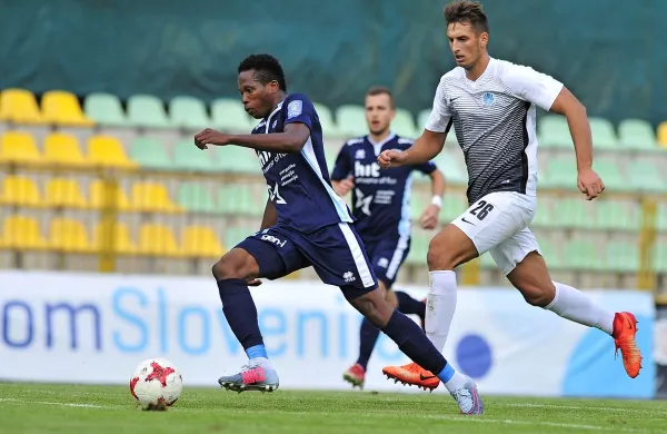Osuji Amarachi (levo) je načel mrežo Ankarančanov v Dravogradu, končni izid je postavil Rifet Kapić. 