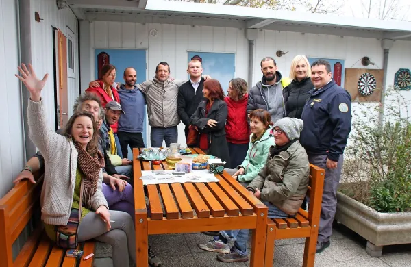 Obiskovalci, prostovoljci in uporabniki  Dnevnega centra za 
uporabnike drog v Novi Gorici  na družabni čajanki.