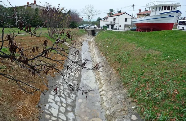 Najprej so se lotili obnove struge Rikorva malo pred izlitjem v 
morje, zatem so obnovili strugo Morerja pri pokopališču, do 
konca tedna bodo še strugo Mehanotehnike 2 v bližini hiš.    