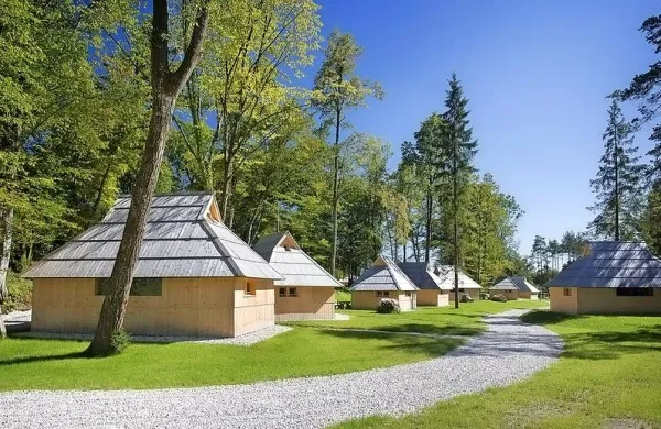 Lovska opazovalnica v Eco resortu naj bi bila visoka kar 18 
metrov, sprejela naj bi do 120 ljudi.