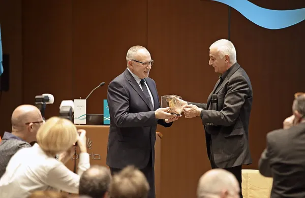 Direktor SENG Marjan Pintar (levo) je na slovesnosti iz iz rok 
Iva Boscarola prejel tudi zahvalo za družbeno odgovornost 
zaradi donacije SENG Fundaciji Vrabček upanja.