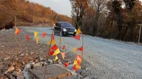 Po taki “cesti”, ki je v posameznih delih kot   gradbišče, se od prejšnjega tedna v službo in po 
opravkih vozijo Vrhovci. Kdaj se bodo dela nadaljevala, ne vedo.