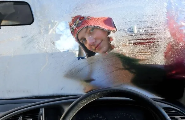 Policija opominja na nujnost oči&scaron;čenja vozil ledu in snega pred potjo
