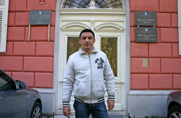 Novogoriškemu okrožnemu sodišču je v četrtek končno 
uspelo stopiti v stik z Matjažem Trampužem, ki pa je 
“postregel” s tretjim scenarijem napada nanj.  