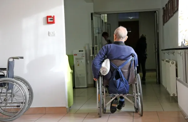 S starostjo se povečuje delež ljudi, ki postajajo vse bolj 
odvisni od pomoči drugih. 