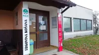    Skupaj s trgovino so v Košani zaprli tudi pogodbeno pošto. Ta zdaj začasno deluje v prostorih 
Pošte Slovenije, a kot vse kaže, tam ne bo več dolgo.   
