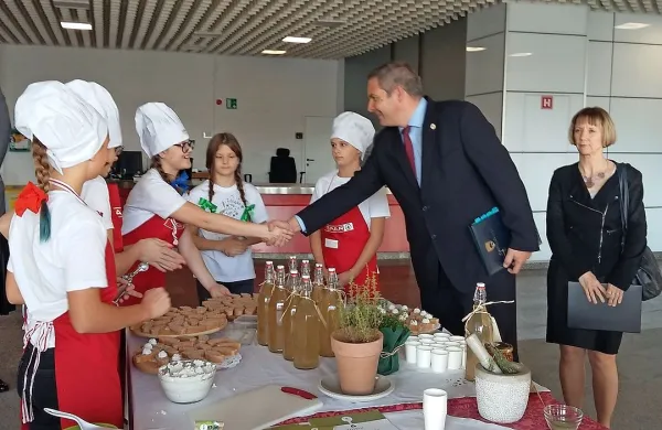 S šetrajevim čajem so divaški šolarji navdušili tudi ministra za kmetijstvo, 
gozdarstvo in prehrano Dejana Židana.