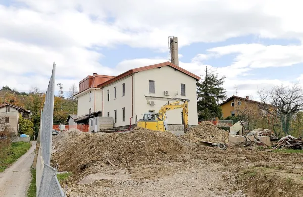 Po energetskih obnovah šol na Dobrovem in v Kojskem (na 
fotografiji), zdaj tam gradijo prizidek k vrtcu. To sicer spremljajo pritožbe, da se dela preveč vlečejo. 