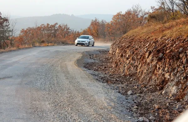 Bodo cesto od Griž do odcepa za Sela uredili skupaj z robniki 
in koritnicami za odvajanje vode in koliko bo na koncu vse to 
stalo, še ni povsem jasno.  
