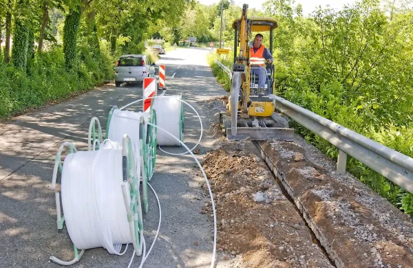 Že leta 2012 so delavci po kraških in drugih vaseh polagali 
kable za širokopasovno omrežje, tožbe med občino in državo 
pa še niso končane, zato bi sežanska občina rada del denarja 
dobila od izvajalcev.