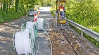 Že leta 2012 so delavci po kraških in drugih vaseh polagali 
kable za širokopasovno omrežje, tožbe med občino in državo 
pa še niso končane, zato bi sežanska občina rada del denarja 
dobila od izvajalcev.