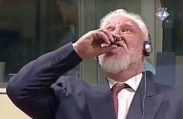 Obsojenec Slobodan Praljak je ob izreku sodbe domnevno 
spil strup. Hrvaški mediji poročajo, da je nato umrl v 
bolnišnici.