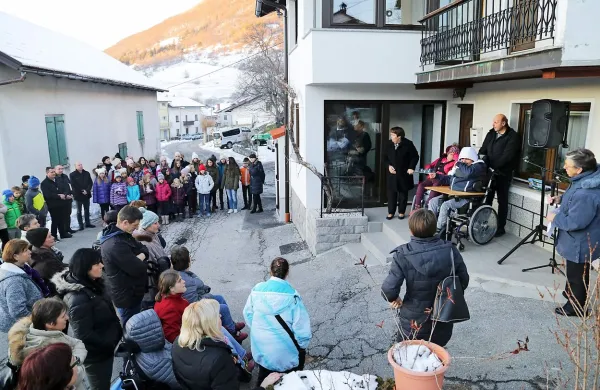 Družina  Žejn se je ob praznovanju 20. rojstnega dne Urške in 
Tadeja s  številnimi prijatelji veselila novega dvigala in preurejene notranjosti domačije.  