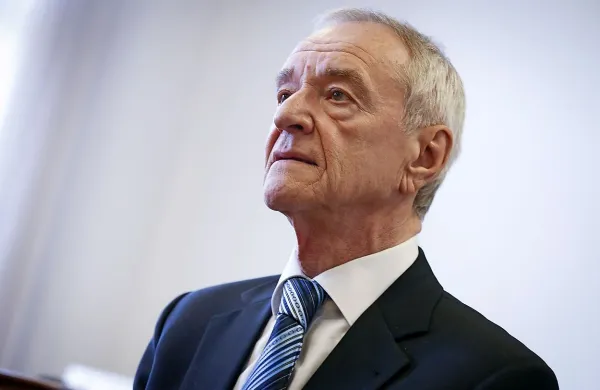 V zadevi Patria obsojeni slikar Jure Cekuta je v Sarajevu dobil 
dovoljenje za začasno prebivanje.