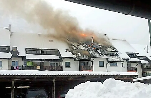 Ogenj je februarja leta 2013 zajel streho bloka na Brdu 69 in 
bi se lahko razširil še na sosednja bloka.



