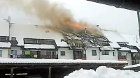 Ogenj je februarja leta 2013 zajel streho bloka na Brdu 69 in 
bi se lahko razširil še na sosednja bloka.



