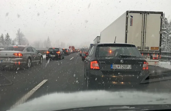 Pogled voznika avtomobila, ujetega v koloni na primorski 
avtocesti