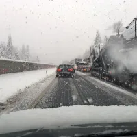 Sneženje povzroča težave predvsem na primorski avtocesti