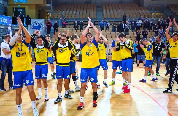 Koprčani po sobotni zmagi nad poljskim tekmecem. Kolikokrat bodo po evropskih tekmah v skupinskem delu pokala 
EHF takole zmagoslavno odzdravljali občinstvu?