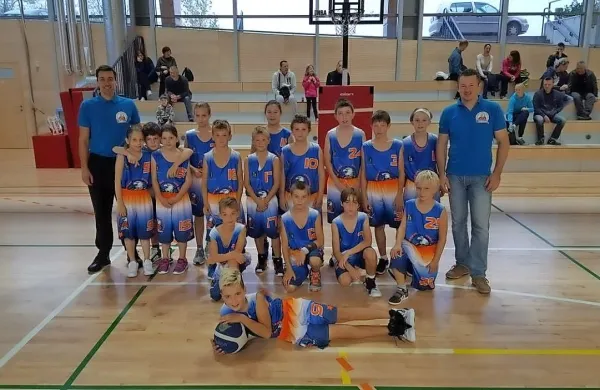 Del otrok v novem košarkarskem klubu s trenerjema Bojanom Jovanovićem (levo) in Alešem Lenassijem.