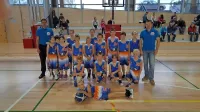 Del otrok v novem košarkarskem klubu s trenerjema Bojanom Jovanovićem (levo) in Alešem Lenassijem.