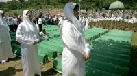 V Srebrenici oziroma Potočarih je vsako leto  žalostna spominska svečanost za več kot 8000 ubitih Bošnjakov.
