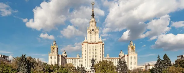 Sedež moskovske državne univerze v eni od tako imenovanih 
stalink  je v ruski prestolnici težko spregledati.  