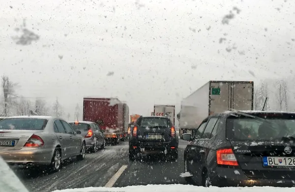 Drugi letošnji sneg je povzročil drugi kaos na primorski 
avtocesti. 