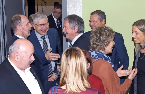 Srečanje gospodarstvenikov v dvorani sv. Frančiška v Kopru 
je bilo tudi priložnost za klepet. 