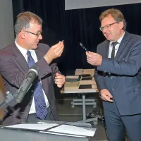 Direktor Primorske gospodarske zbornice Robert Rakar in 
direktor Univerzitetnega inkubatorja Primorske Dorjan 
Maršič v dvoboju kemičnih svinčnikov, ko sta podpisovala 
izjavo o sodelovanju.  
