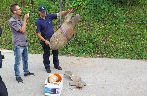 Domačinu, ki je julija z najdbo ameriške letalske bombe pri 
gradu v Vurberku in njenim premikanjem povzročil velik 
preplah in močno zapletel njeno onesposobitev, grozi denarna kazen ali do enega leta zapora.
