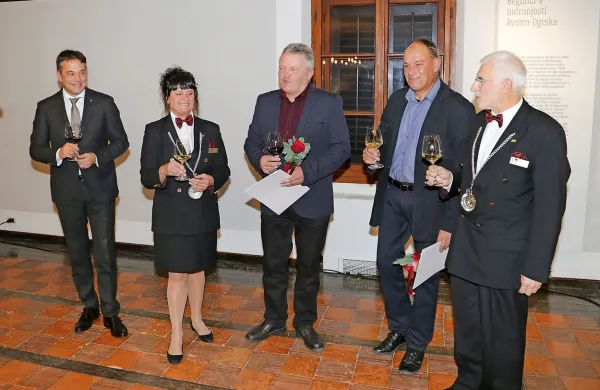 Med  podelitvijo laskavega naziva (z leve): župan Matej Arčon, 
Dejana Baša iz TIC Nova Gorica, izbrana vinarja Davorin Colja 
in Damir Zgonik ter Ivan Peršolja, predsednik Društva za 
razvoj pivske kulture Sommelier Slovenije. 