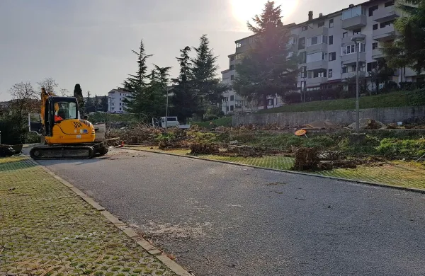 Urejajo parkiri&scaron;če v Kozlovičevi ulici